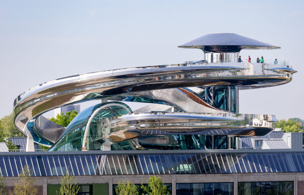 Fenix is het nieuwe kunstmuseum over migratie in Rotterdam, geopend in mei 2025.
In Fenix vind je verhalen over liefde en afscheid, over thuiskomen en je thuis voelen, over het navigeren van identiteit of het zoeken naar geluk. Verhalen van toen en nu. Van hier en daar.