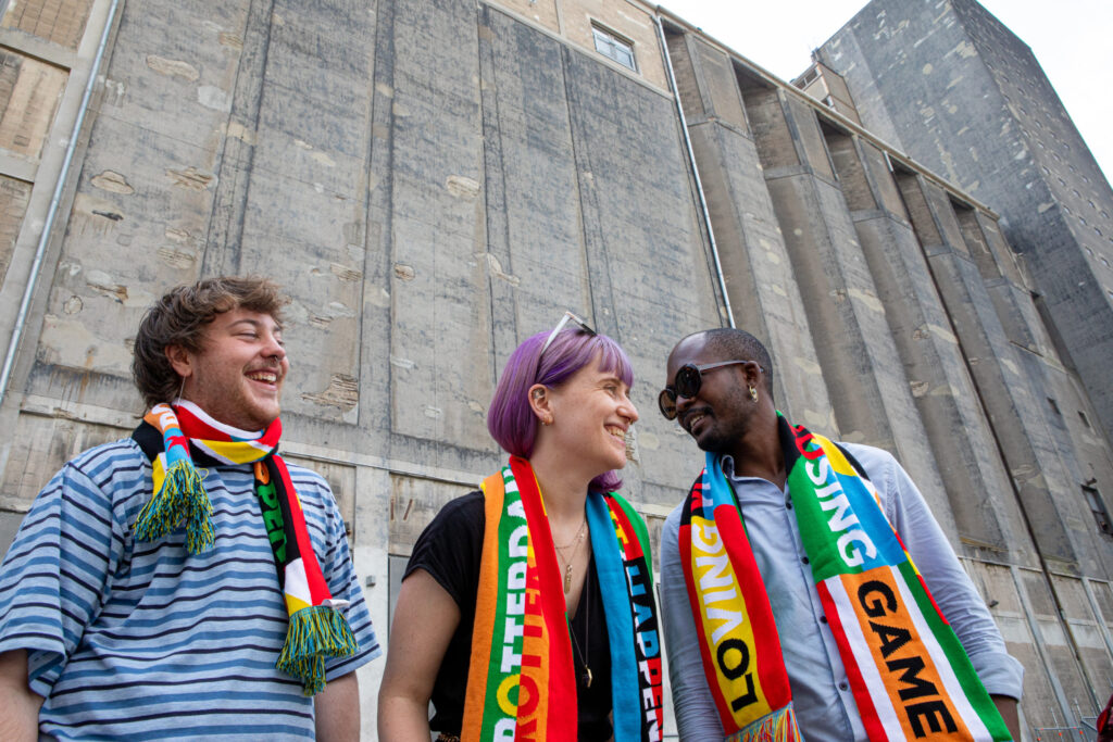 Jongeren met sjaals voor de Maassilo.