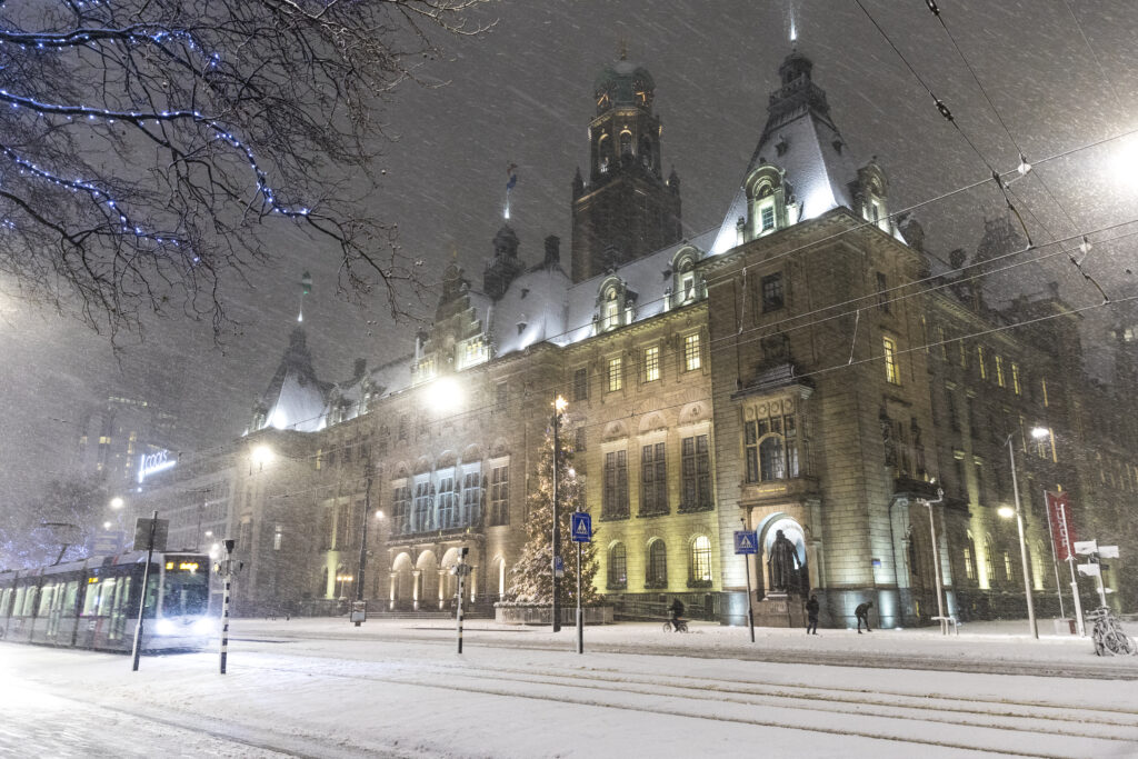 Het stadhuis in winterse sferen.