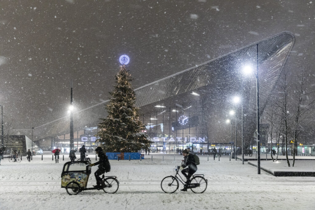 Rotterdam Centraal (ontworpen door Benthem Crouwel Architekten) in de sneeuw.