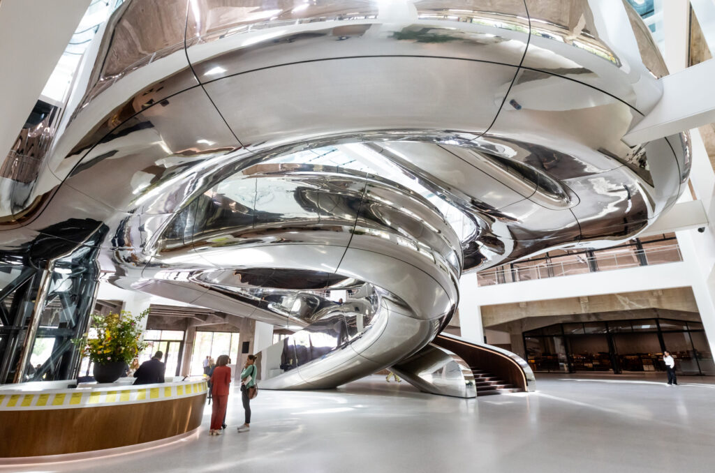 Fenix is het nieuwe kunstmuseum over migratie in Rotterdam, geopend in mei 2025.
In Fenix vind je verhalen over liefde en afscheid, over thuiskomen en je thuis voelen, over het navigeren van identiteit of het zoeken naar geluk. Verhalen van toen en nu. Van hier en daar.