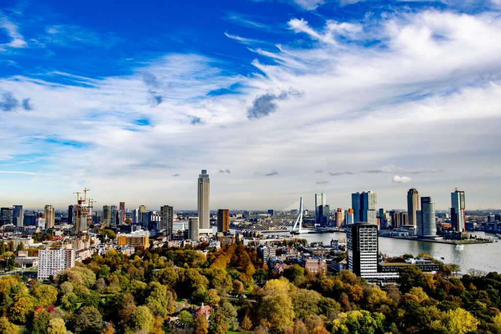 Zicht op de skyline van Rotterdam met de Zalmhaven