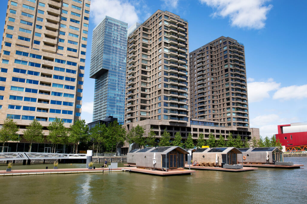 Wikkelboats, ofwel drijvende Tiny Houses, in de Rijnhaven. Wikkelboats zijn gemaakt van duurzame materialen en zijn tot wel 3x milieuvriendelijker dan traditionele woningen.
